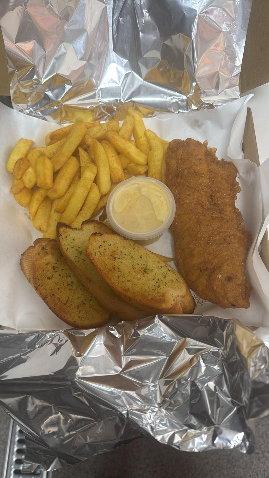 Fish and chips with garlic bread and tartar sauce