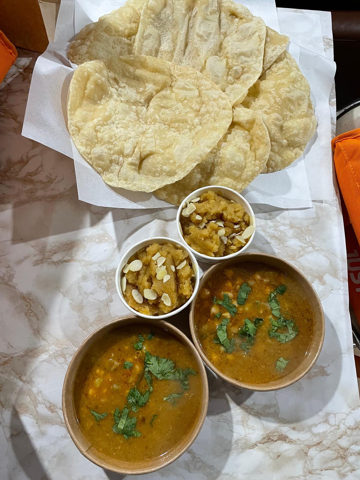 Chapli kebab platter with naan and sides